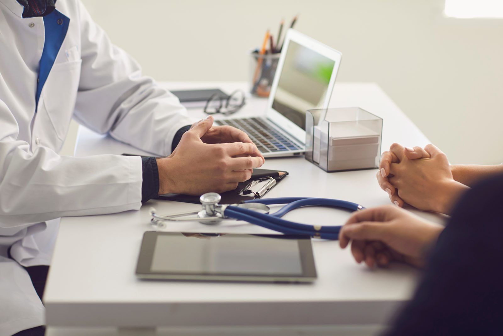 Especialista vascular atendiendo a un paciente en Community Vascular Institute, Garden Grove